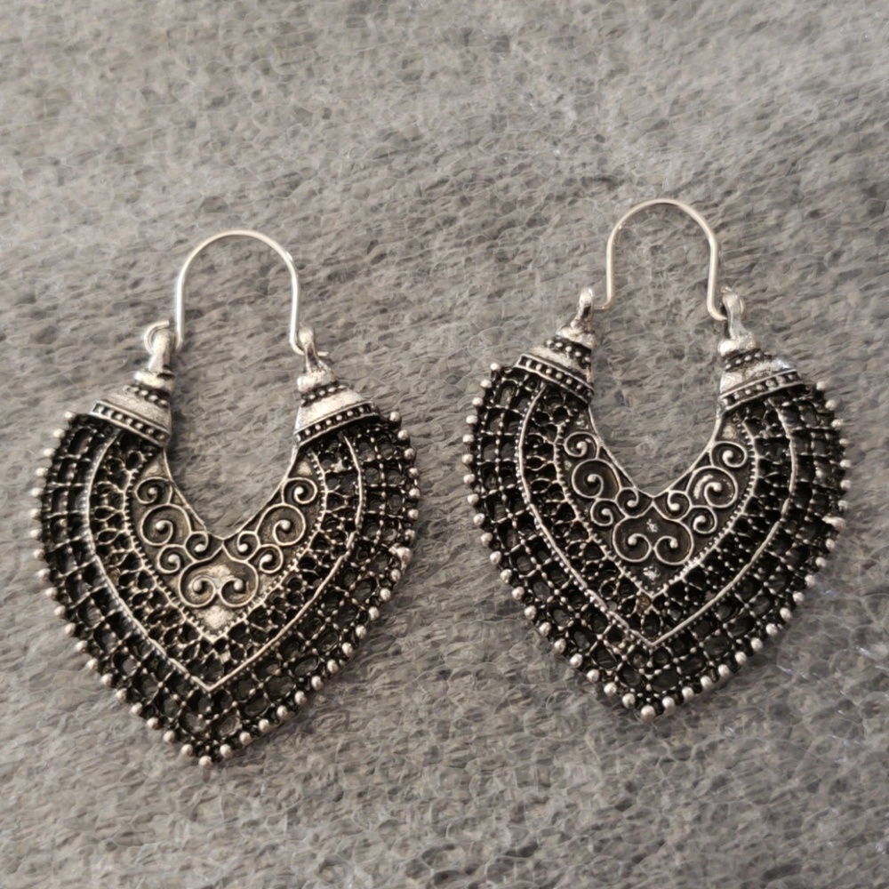 Stylized heart earrings